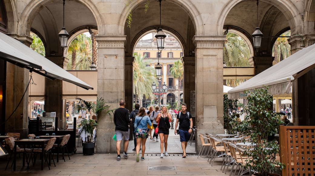 Placa Reial showing street scenes as well as a couple