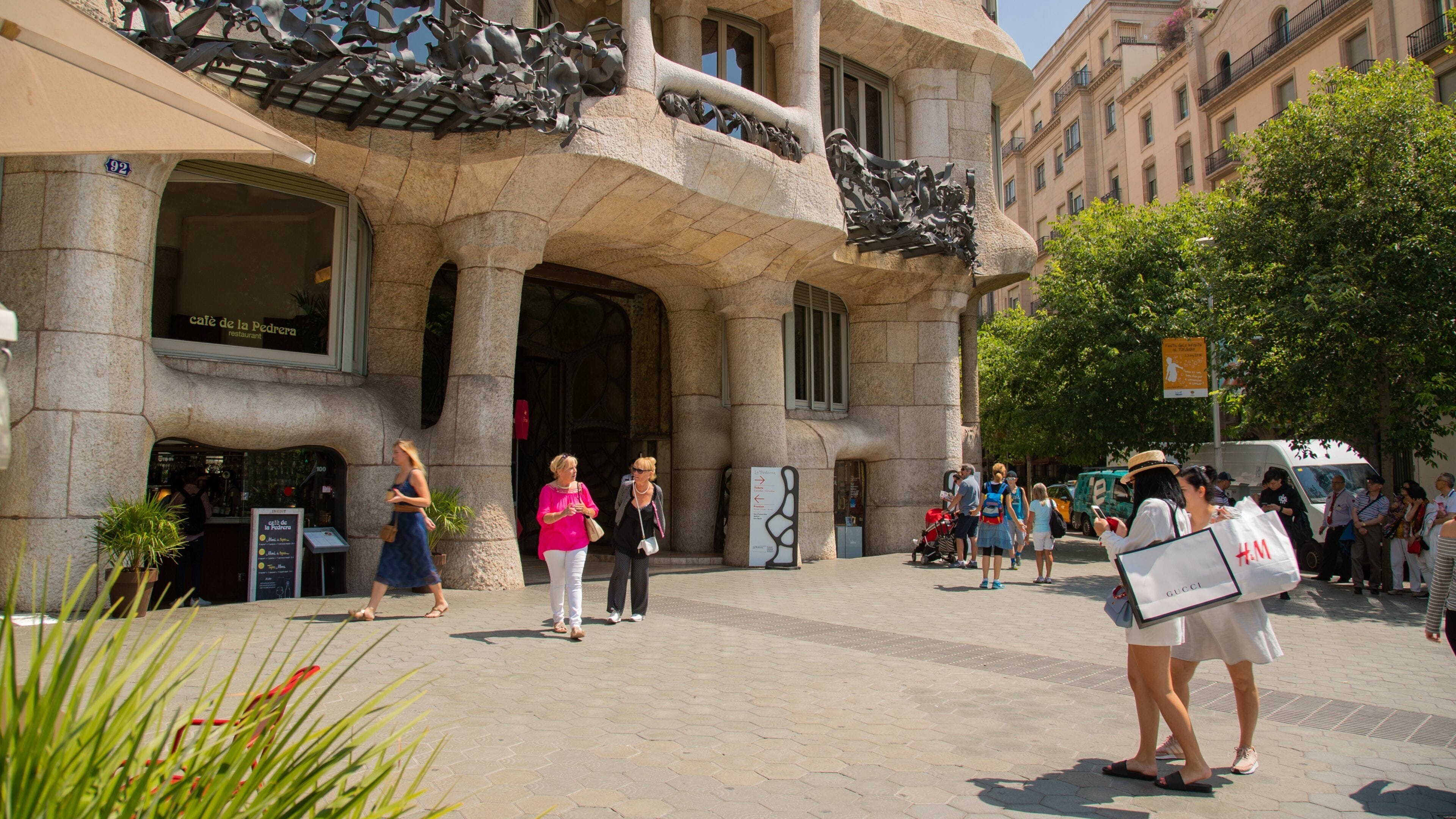 Casa Mila showing street scenes as well as a couple