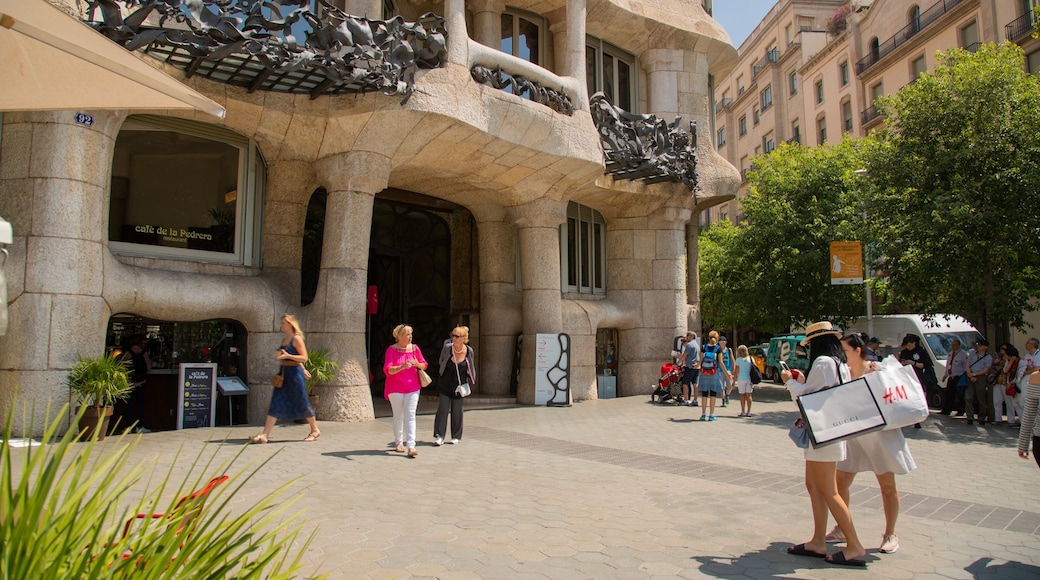 Casa Mila showing street scenes as well as a couple