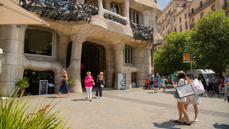 Casa Mila showing street scenes as well as a couple
