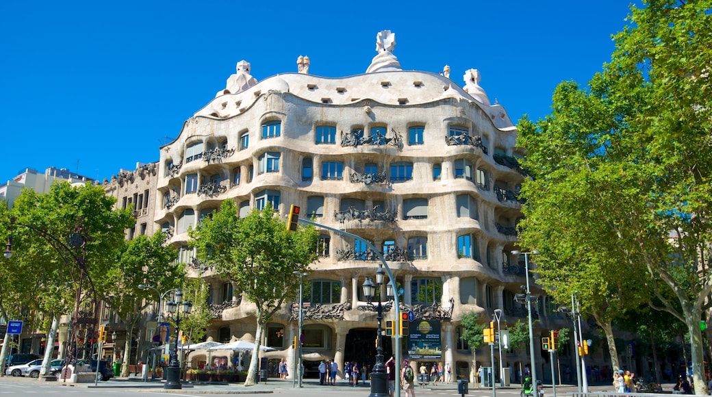 Casa Mila som inkluderer by, moderne arkitektur og gatescener
