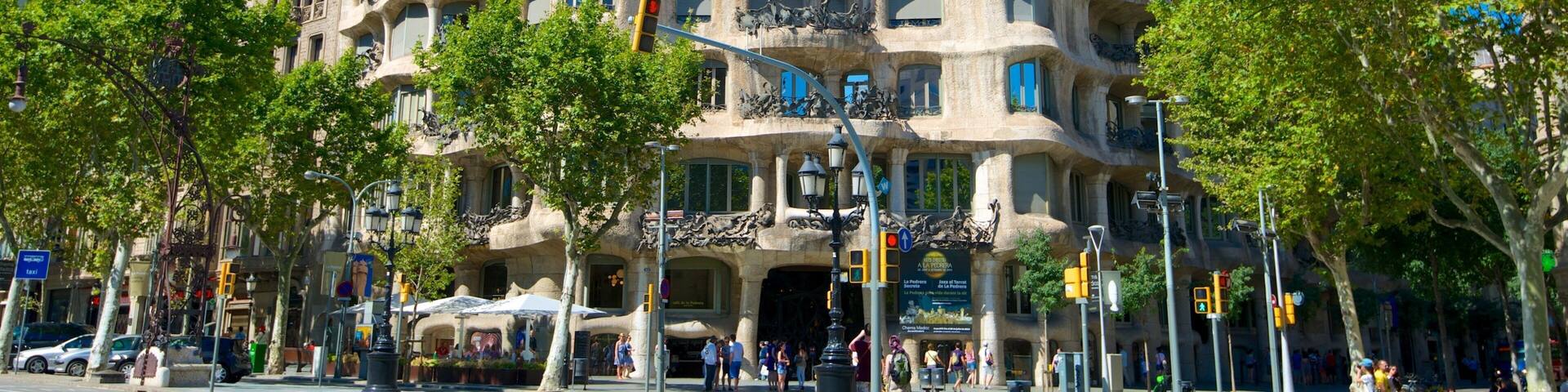 Casa MilĂ montrant une ville, architecture moderne et scĂšnes de rue