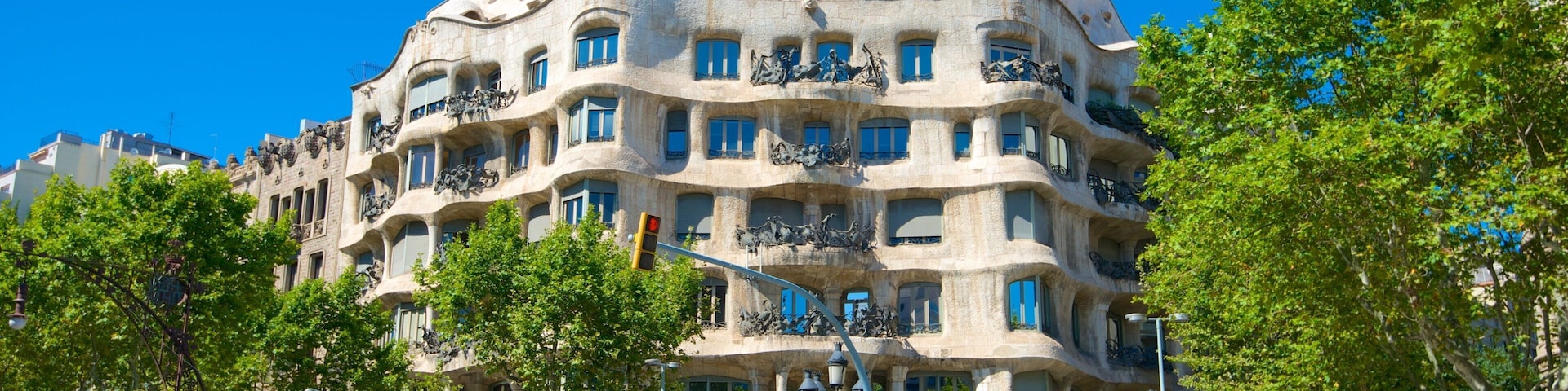 Casa Mila que inclui cenas de rua, uma cidade e arquitetura moderna