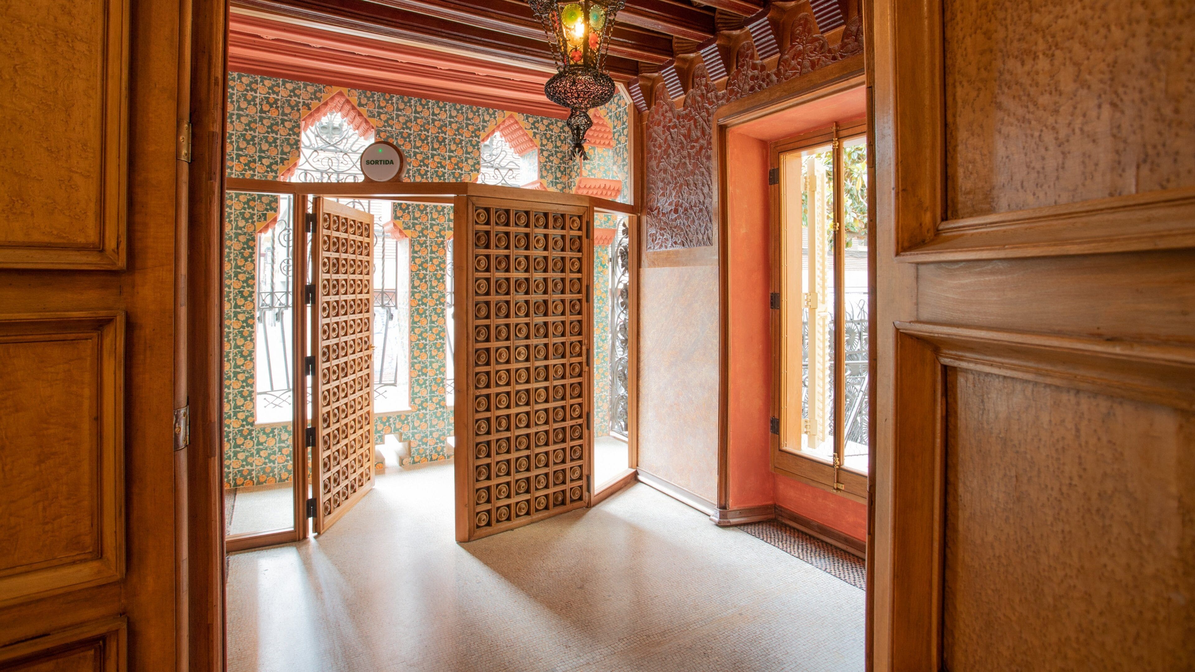 Casa Vicens which includes interior views