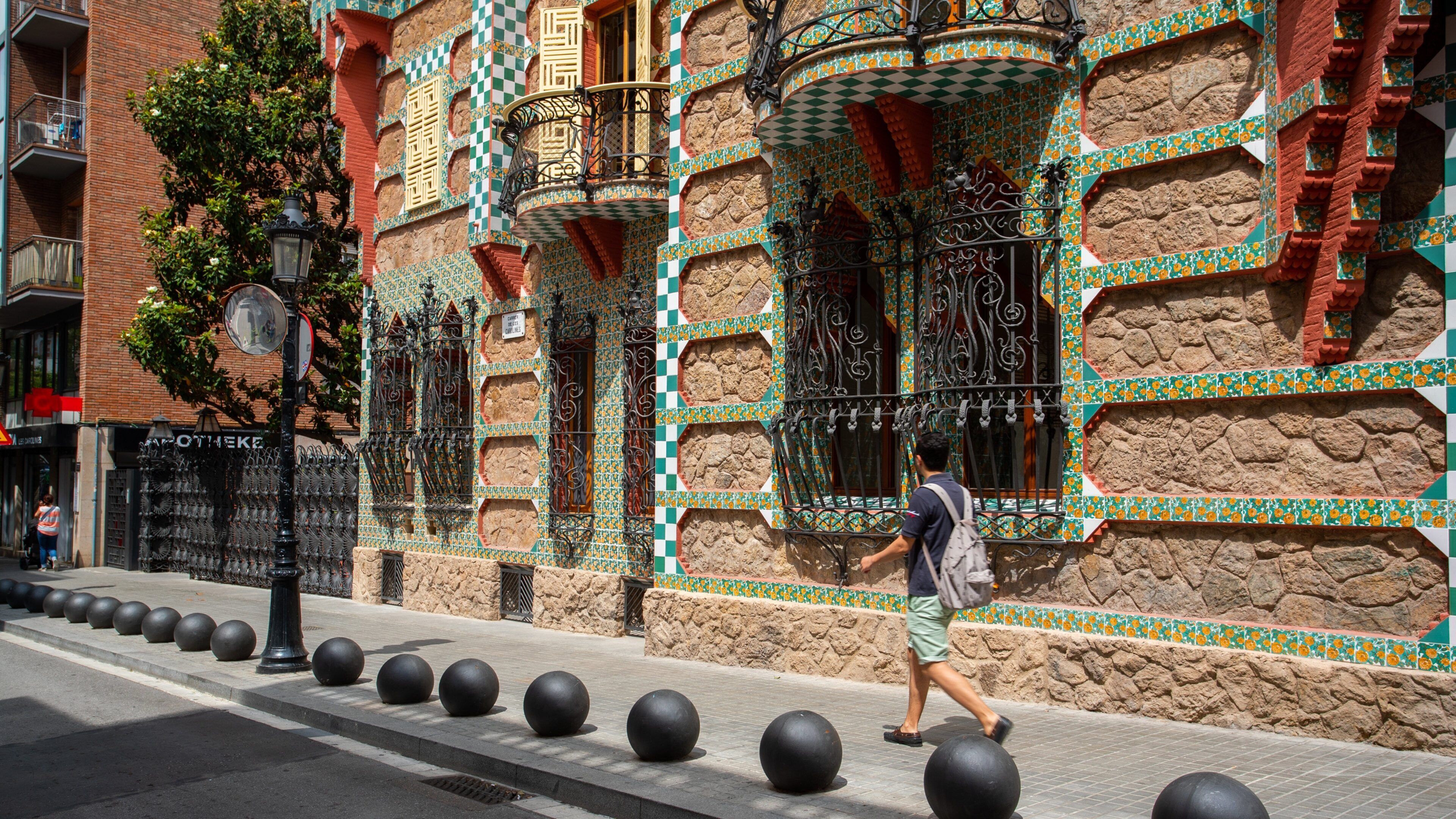 Casa Vicens featuring street scenes and heritage elements as well as an individual male