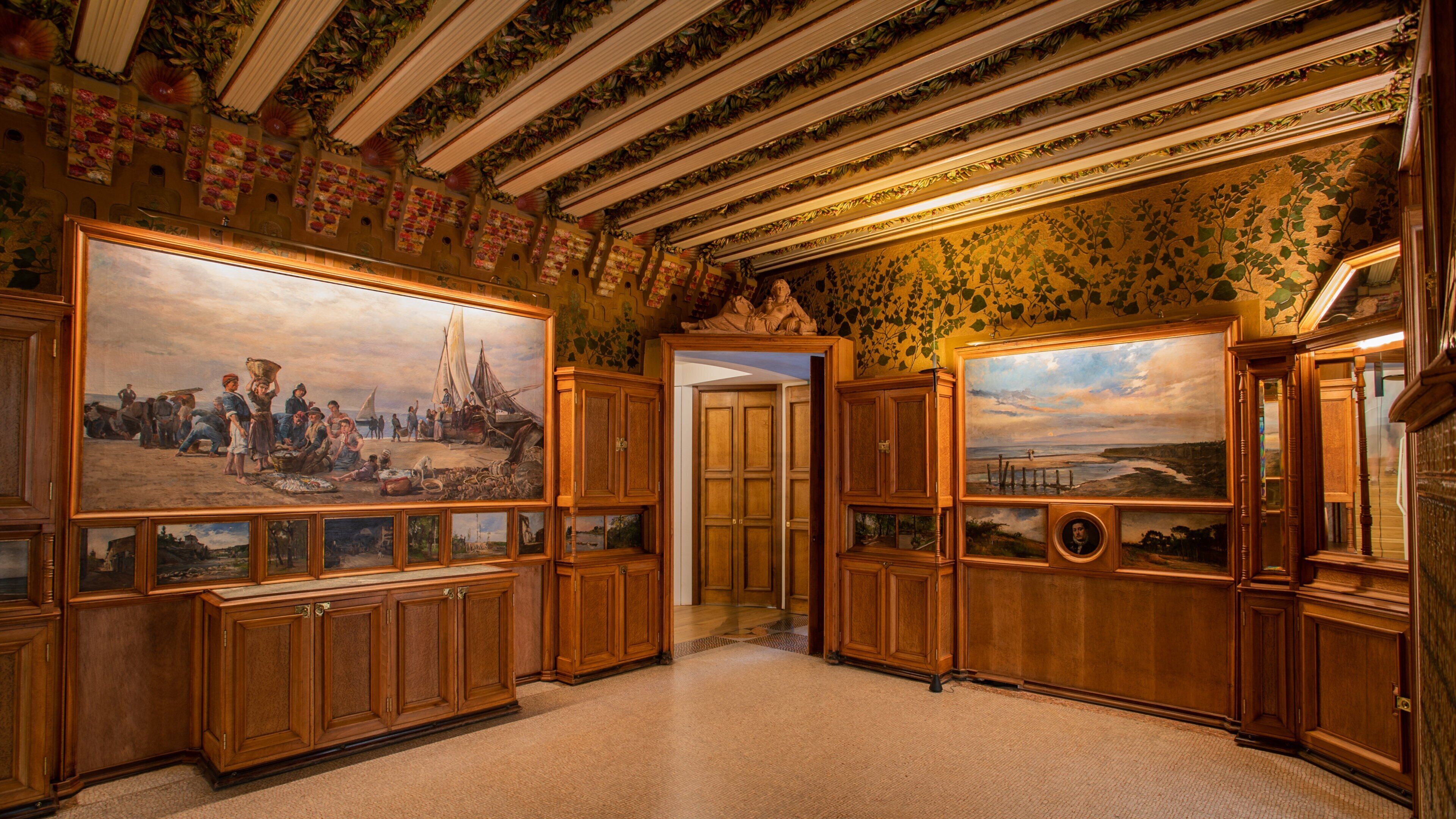 Casa Vicens featuring interior views and art