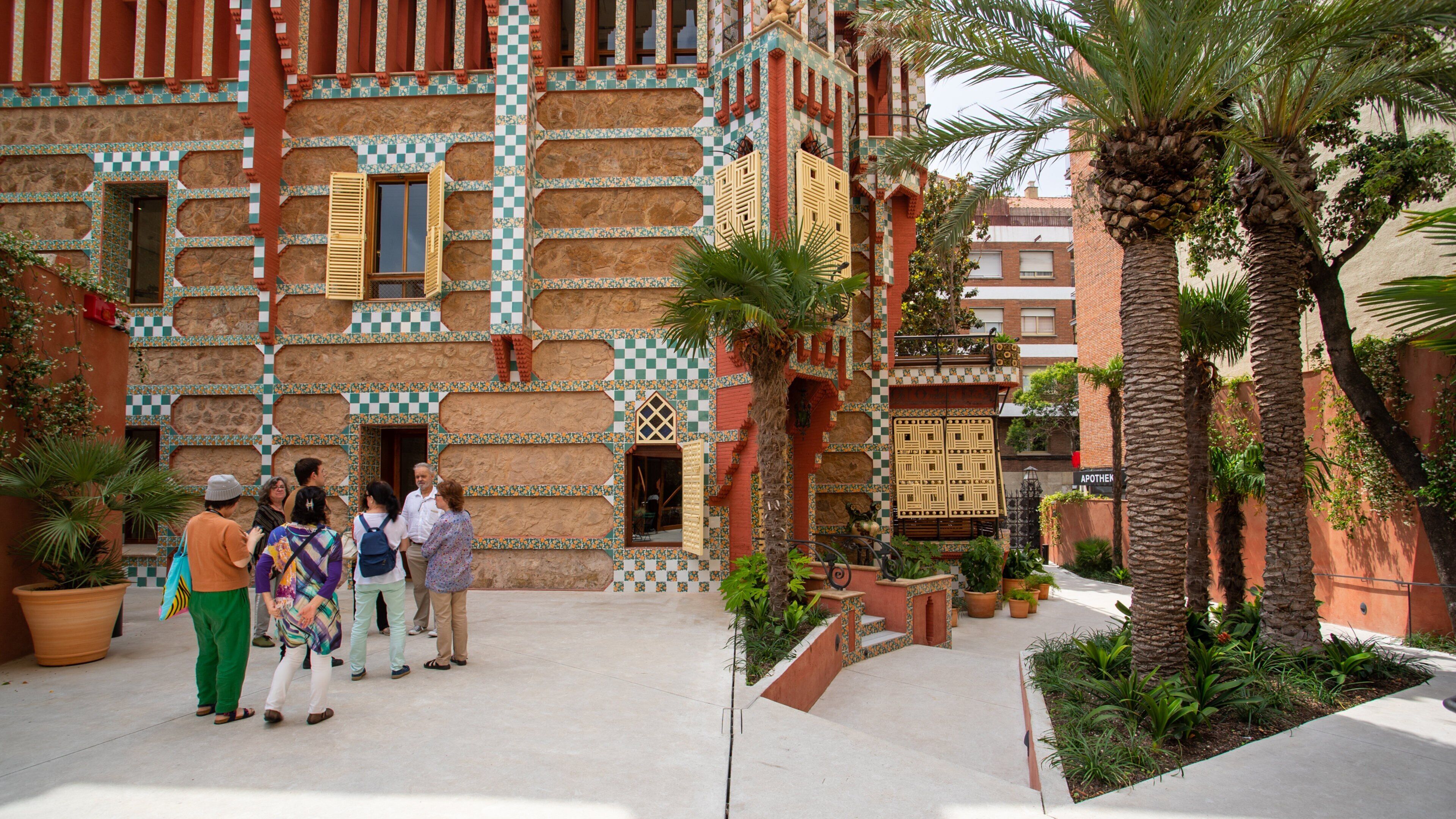 Casa Vicens showing heritage elements and street scenes as well as a small group of people