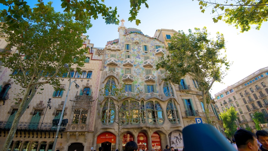 Exterior view of Casa Batlló in Barcelona, featuring its colorful and undulating facade.