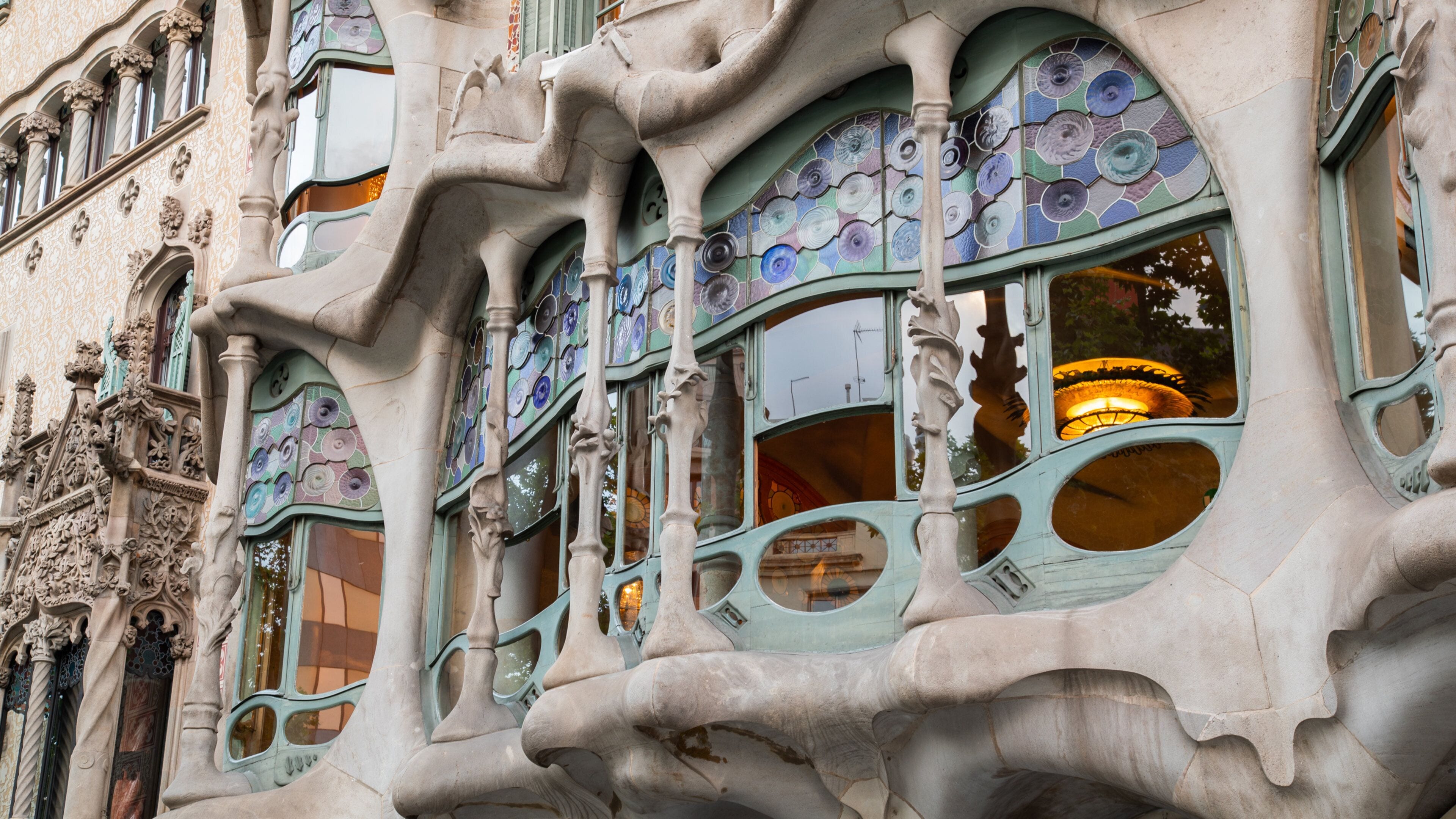 Casa Batllo featuring modern architecture