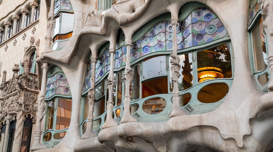 Casa Batllo featuring modern architecture