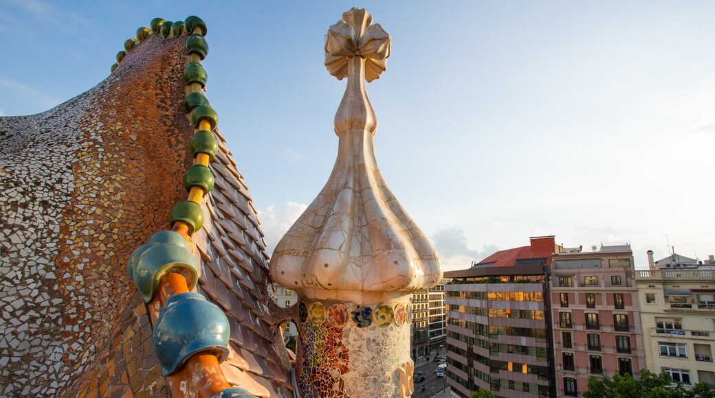 Casa Batllo showing a sunset and a city