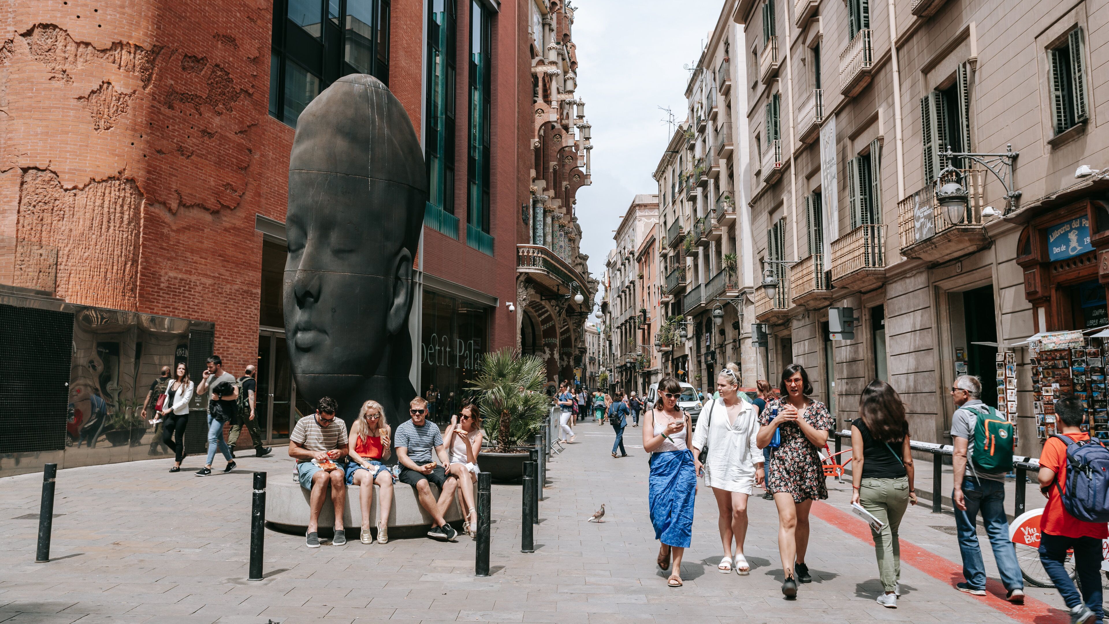 Palau de la Música Catalana featuring street scenes, outdoor art and a city