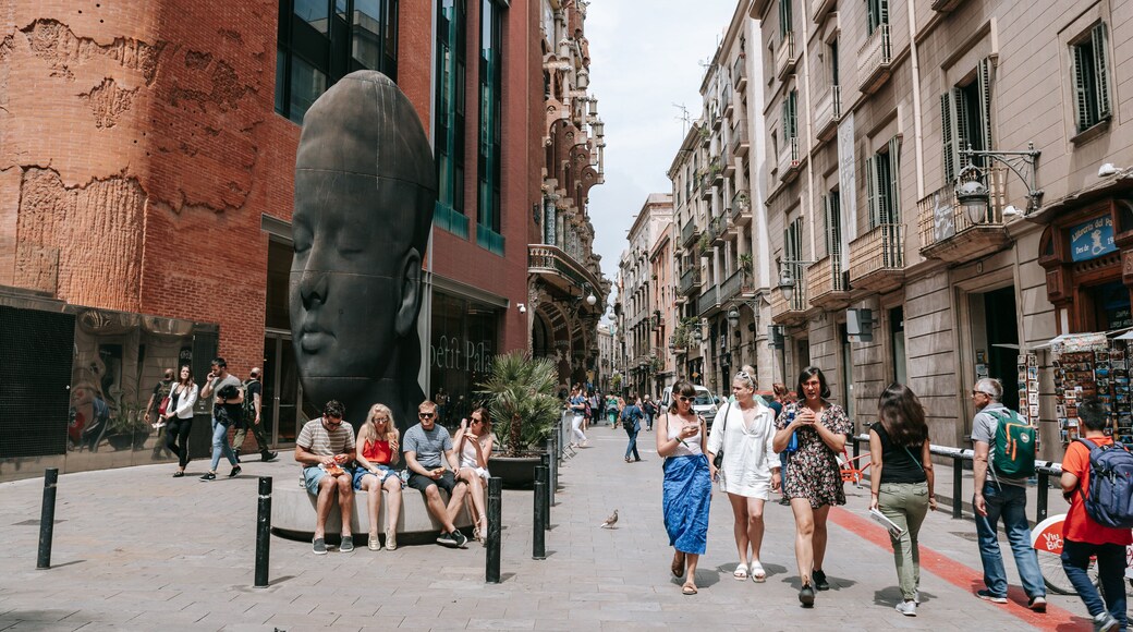 Palau de la Música Catalana featuring street scenes, outdoor art and a city