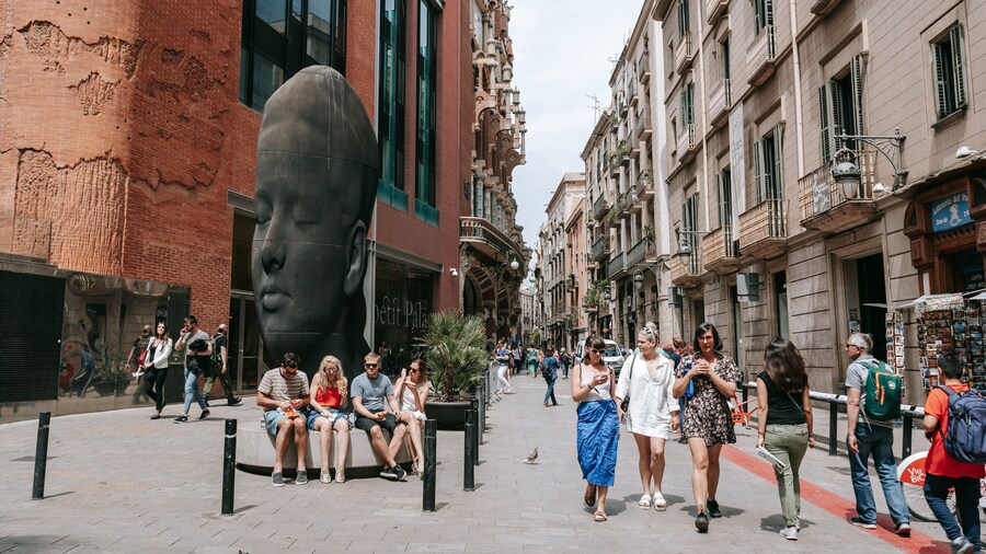 Palau de la Música Catalana featuring street scenes, outdoor art and a city