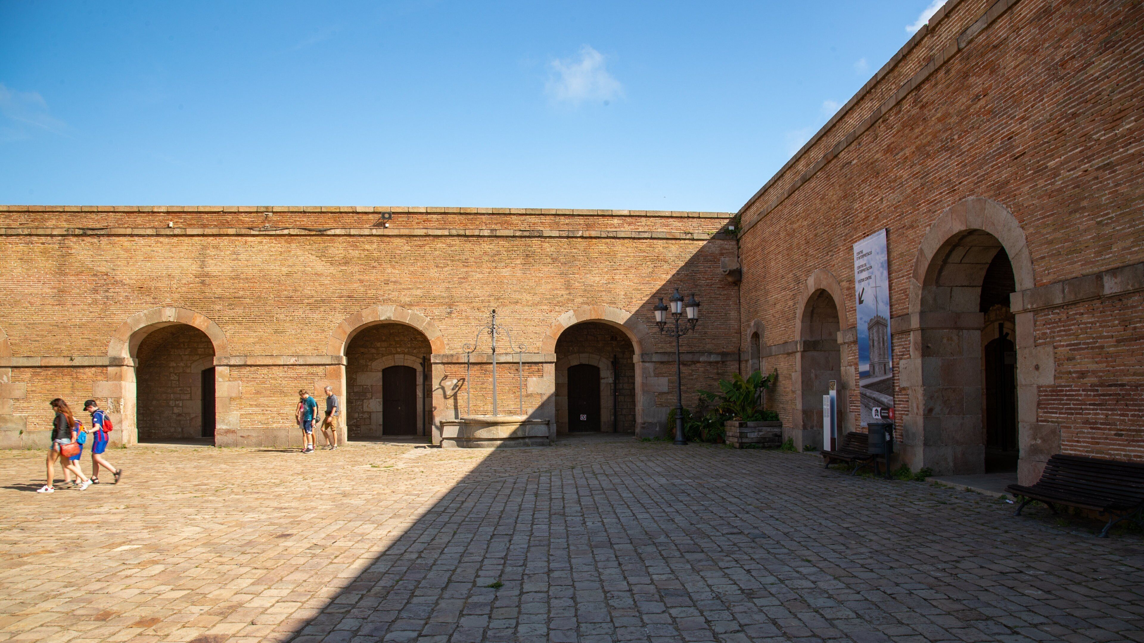 Montjuic Castle showing heritage elements and a square or plaza