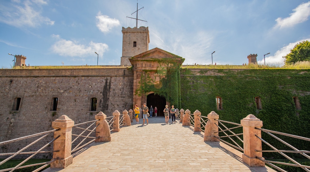 Montjuic Castle showing a bridge and heritage architecture