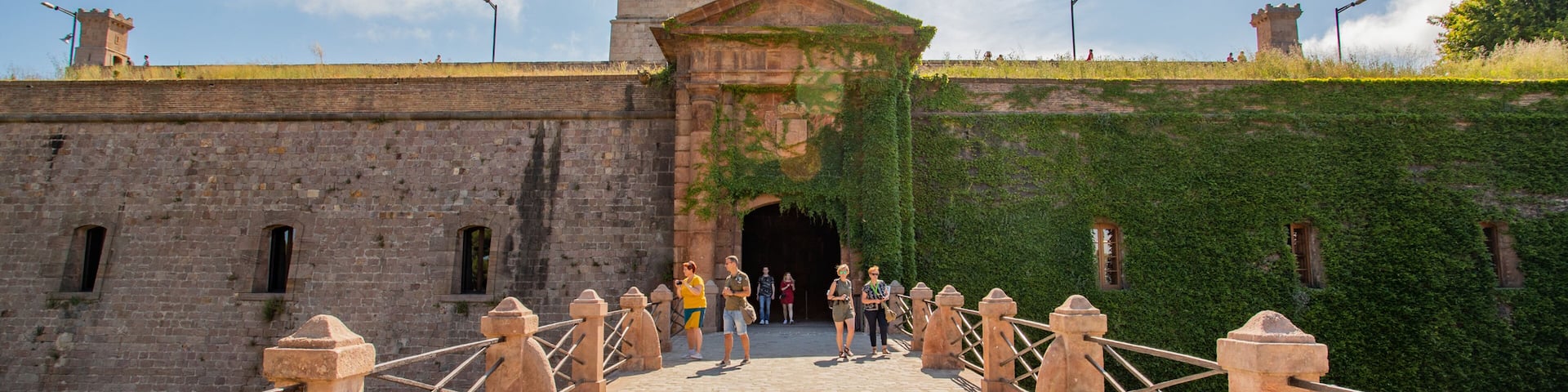 Montjuic Castle showing a bridge and heritage architecture