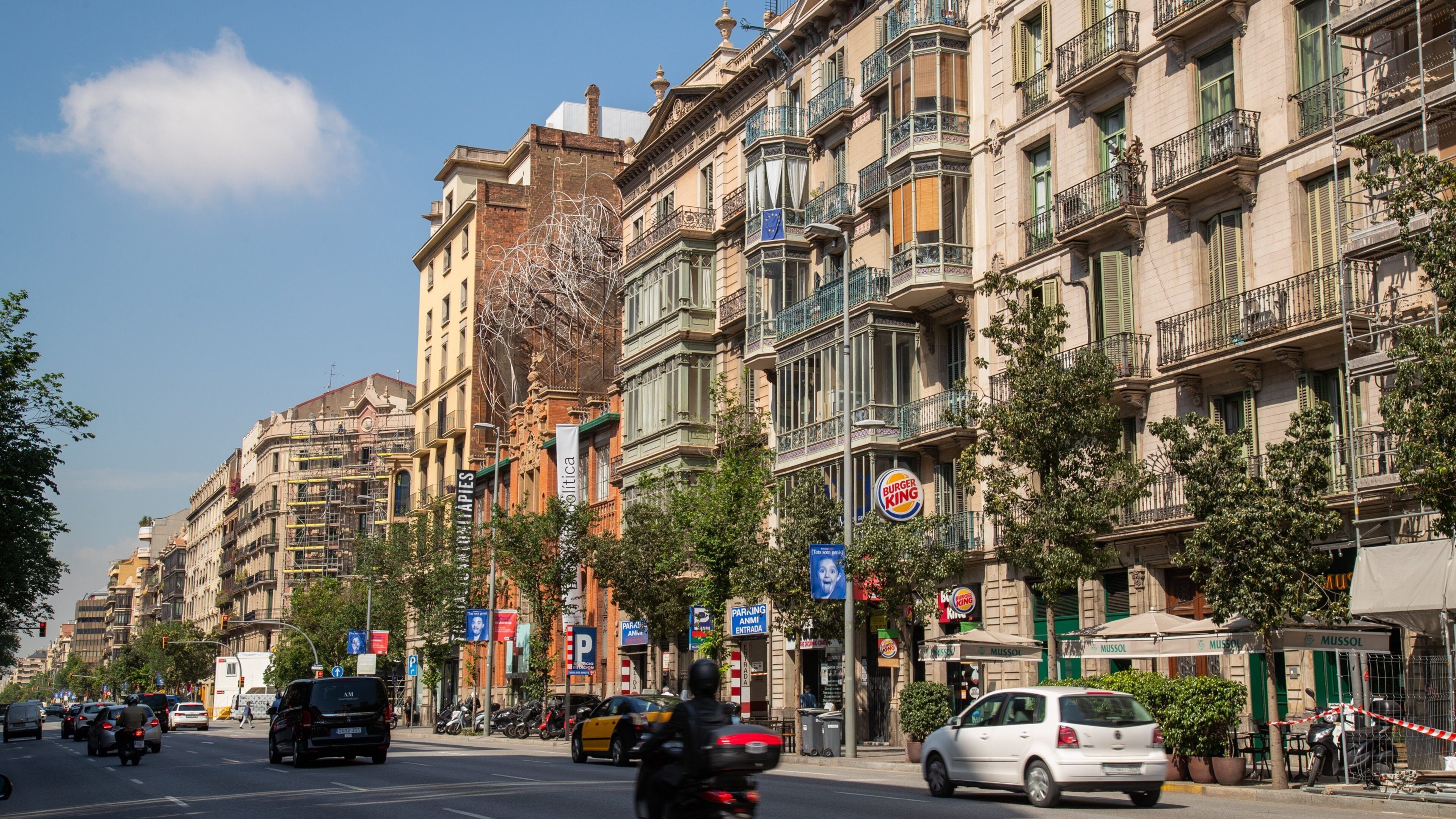 Casa Amatller showing a city