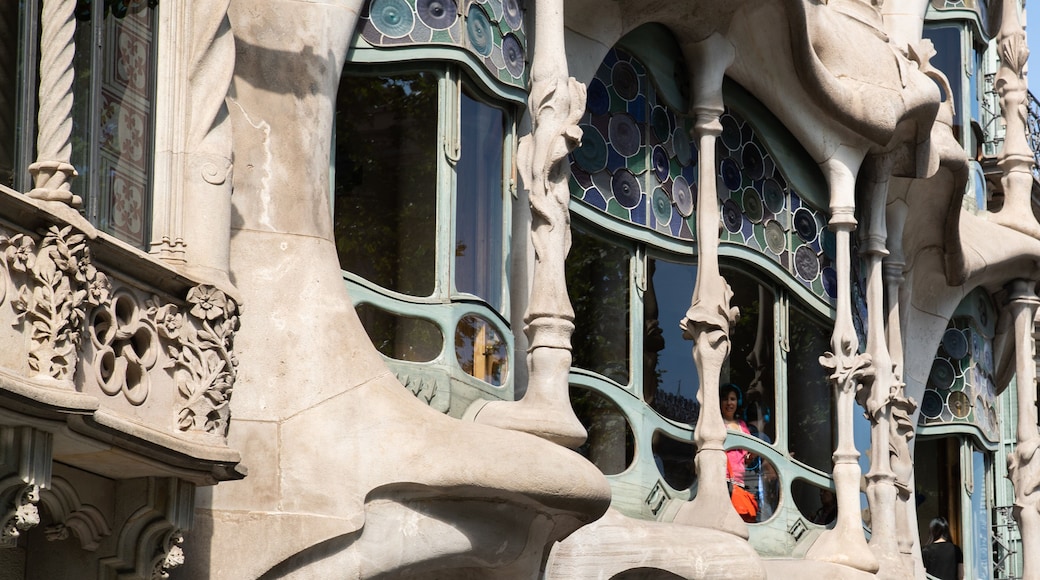 Casa Amatller showing modern architecture