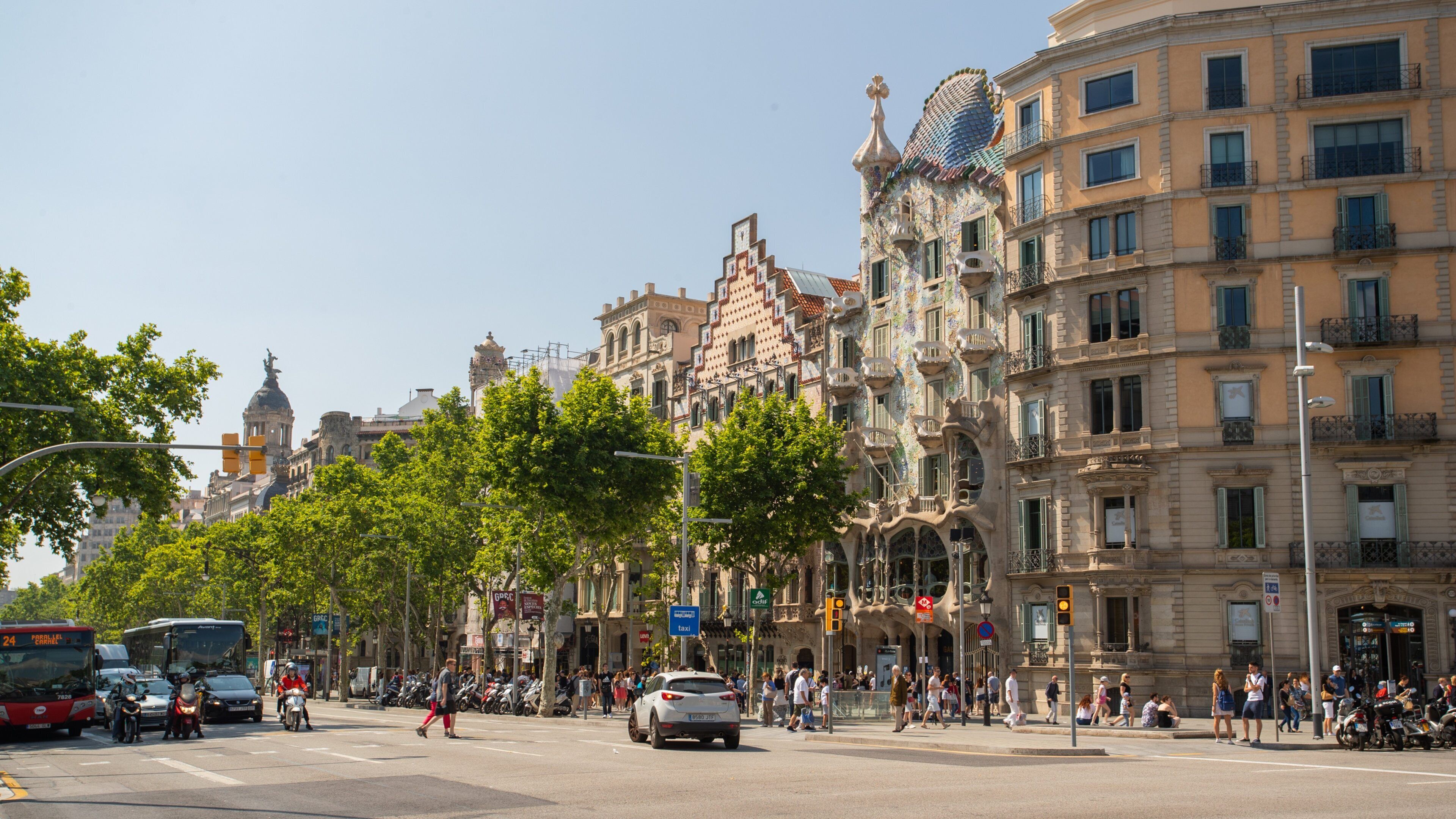 Casa Amatller showing a city