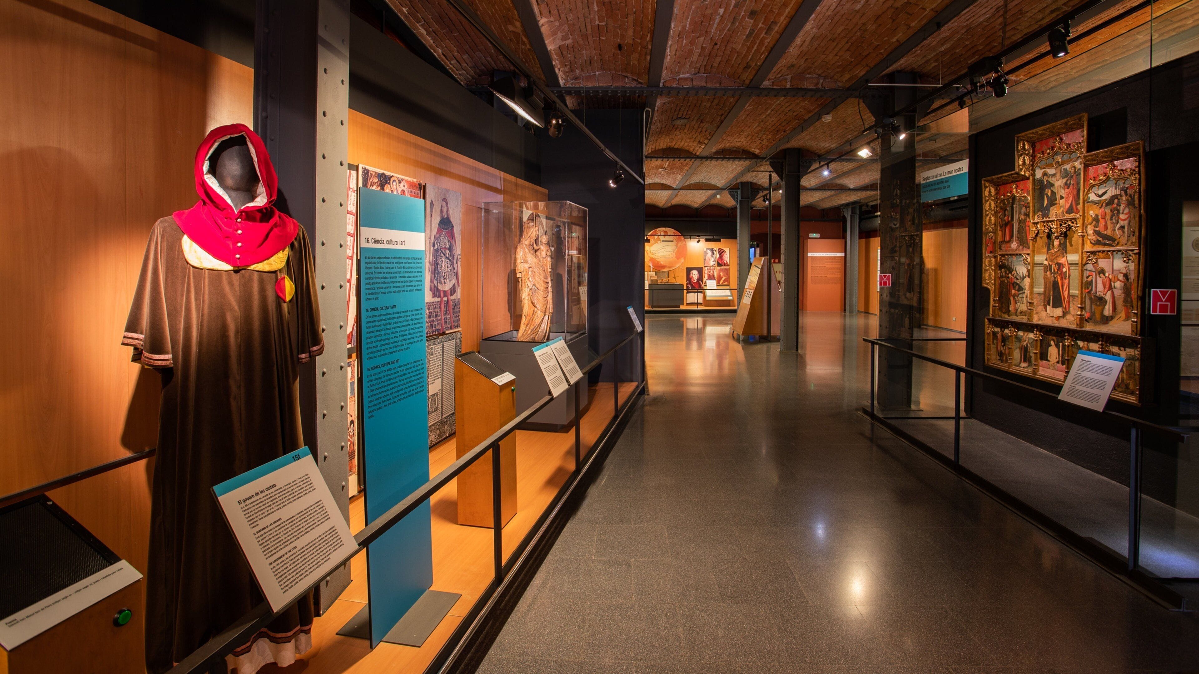 History Museum of Catalunya showing interior views