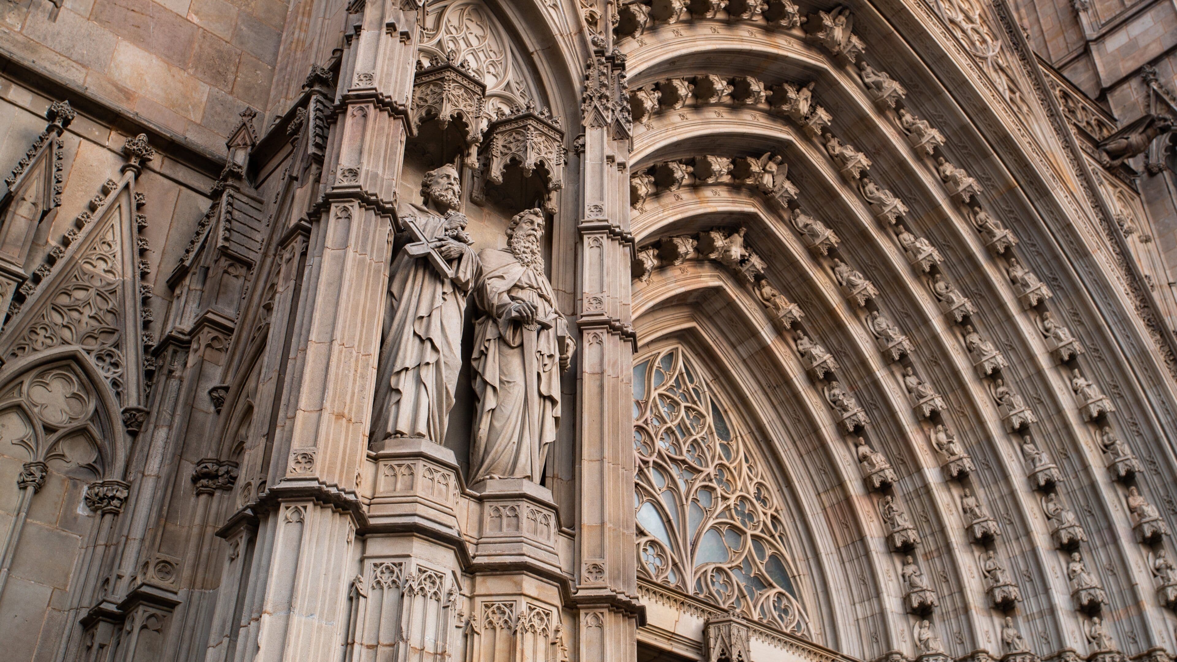 Barcelona Cathedral featuring heritage elements