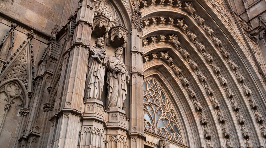 Barcelona Cathedral featuring heritage elements