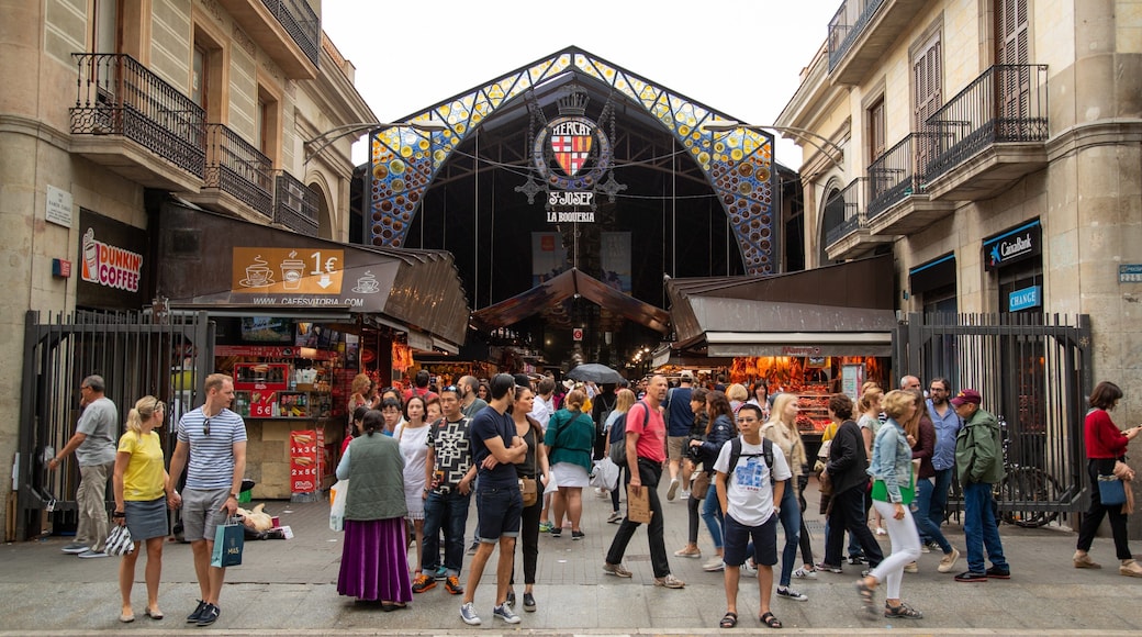 Boqueria Market featuring street scenes as well as a large group of people