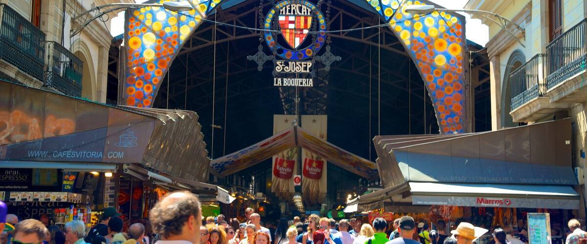 Mercado de la Boquería mostrando mercados, escenas urbanas y una ciudad