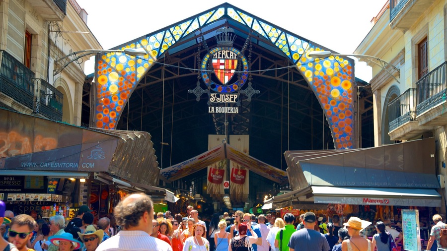 Boqueria Market showing signage, street scenes and a city
