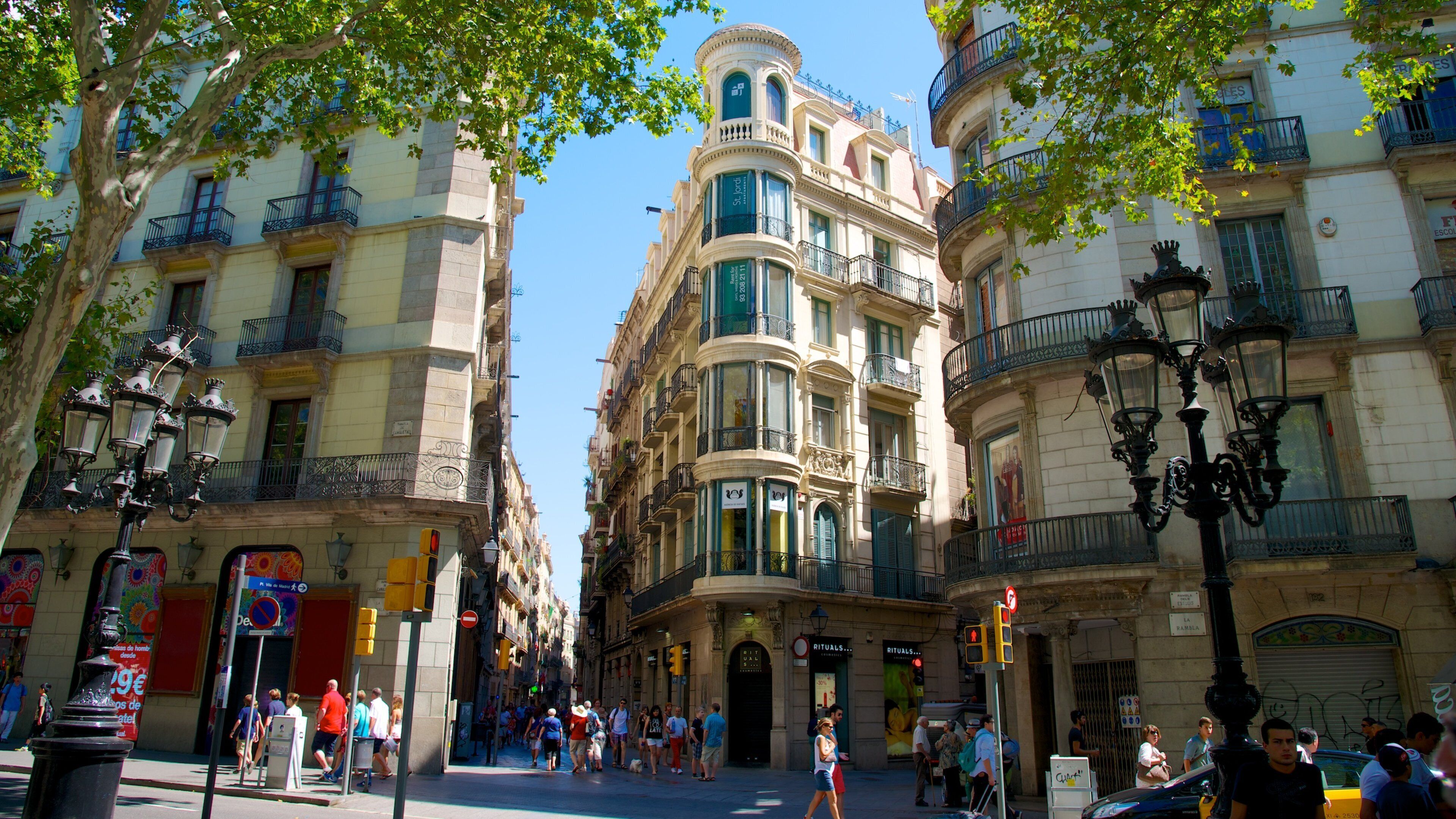 La Rambla showing a city, heritage architecture and street scenes