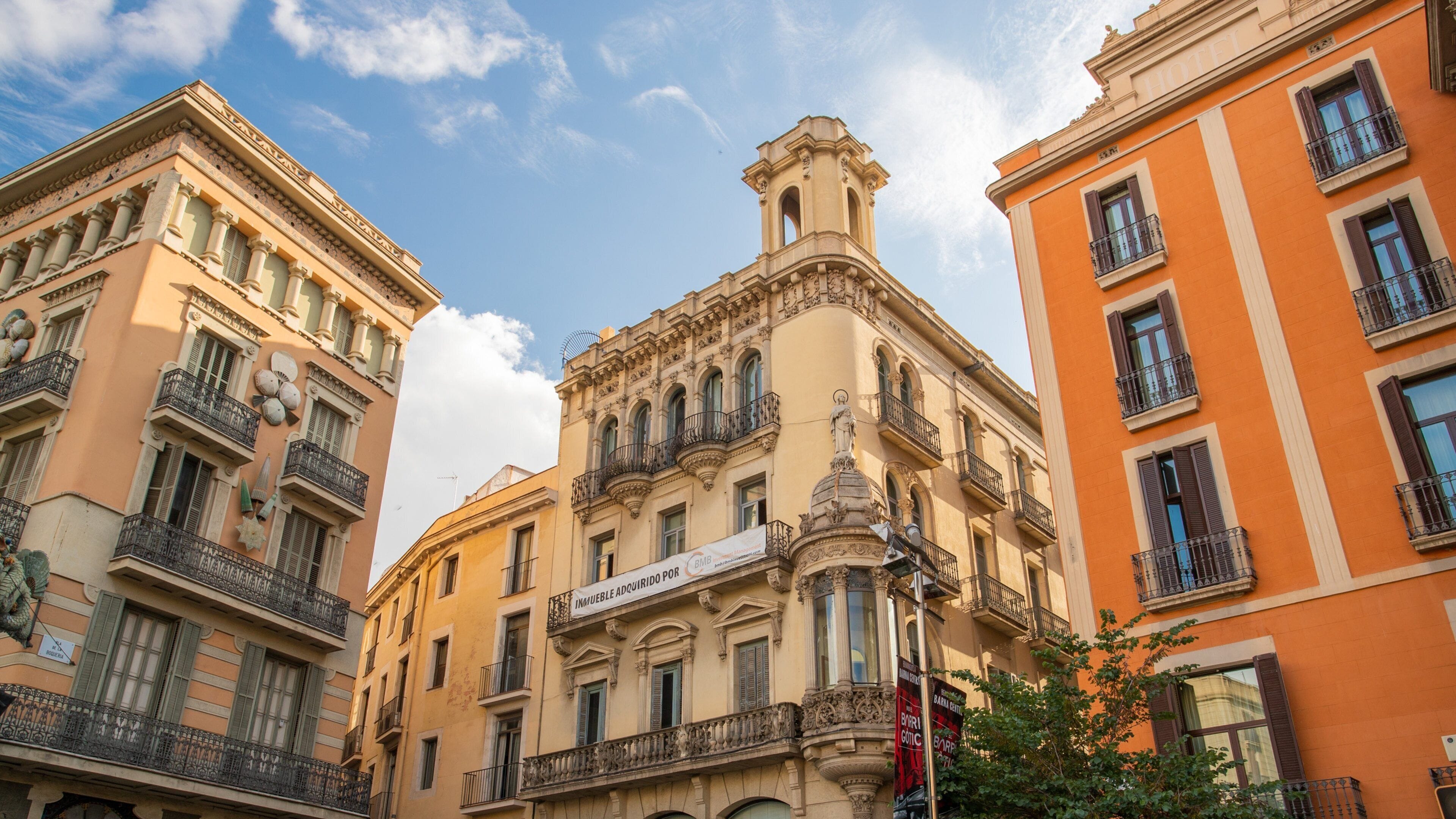 Las Ramblas showing a city and heritage elements