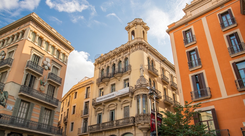 Las Ramblas showing a city and heritage elements