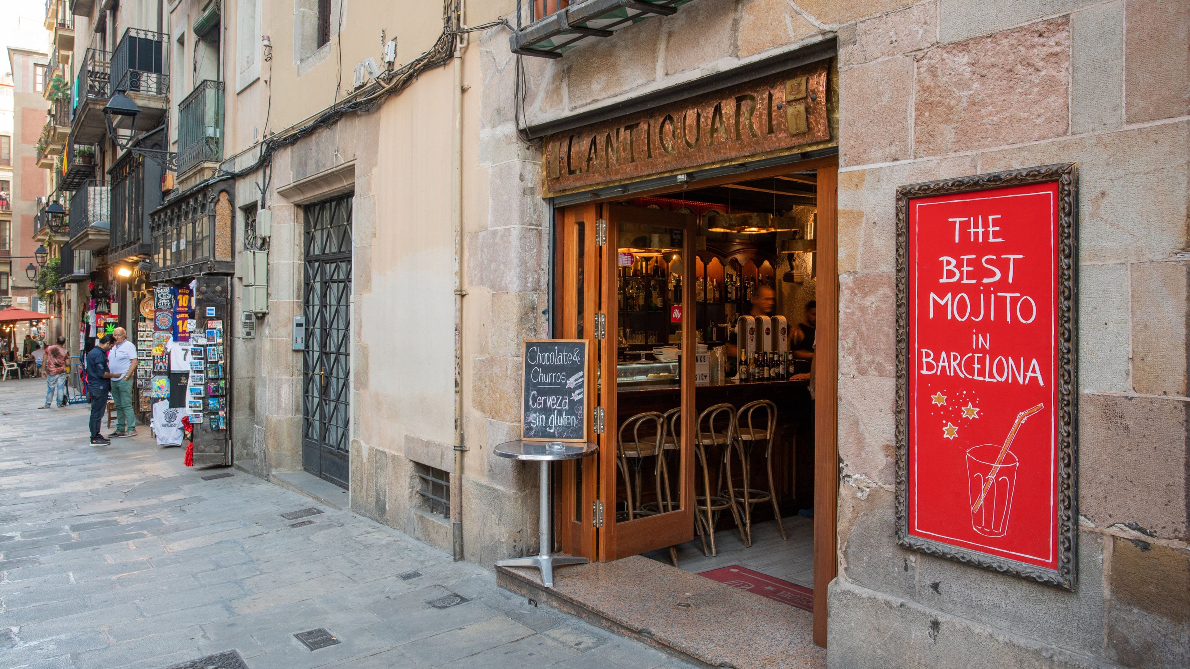 Placa del Rei which includes signage