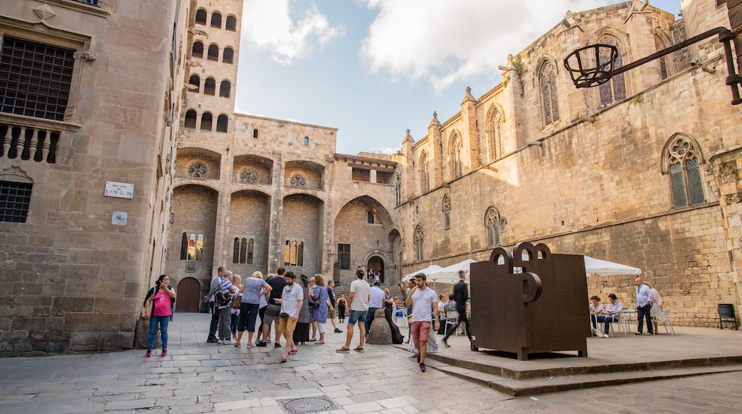 Placa del Rei featuring heritage elements and street scenes as well as a small group of people