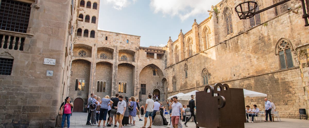 Placa del Rei featuring heritage elements and street scenes as well as a small group of people