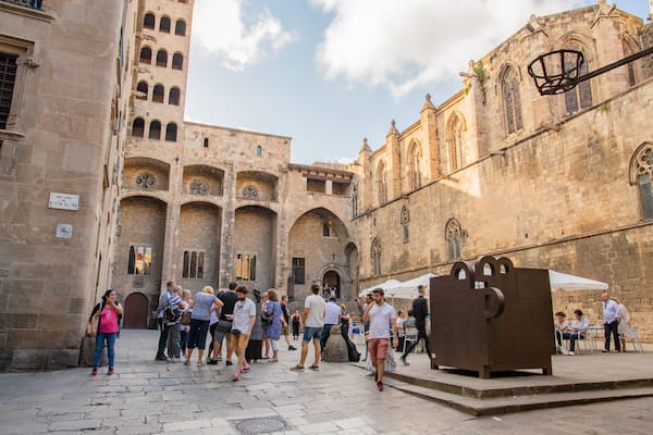Placa del Rei featuring heritage elements and street scenes as well as a small group of people