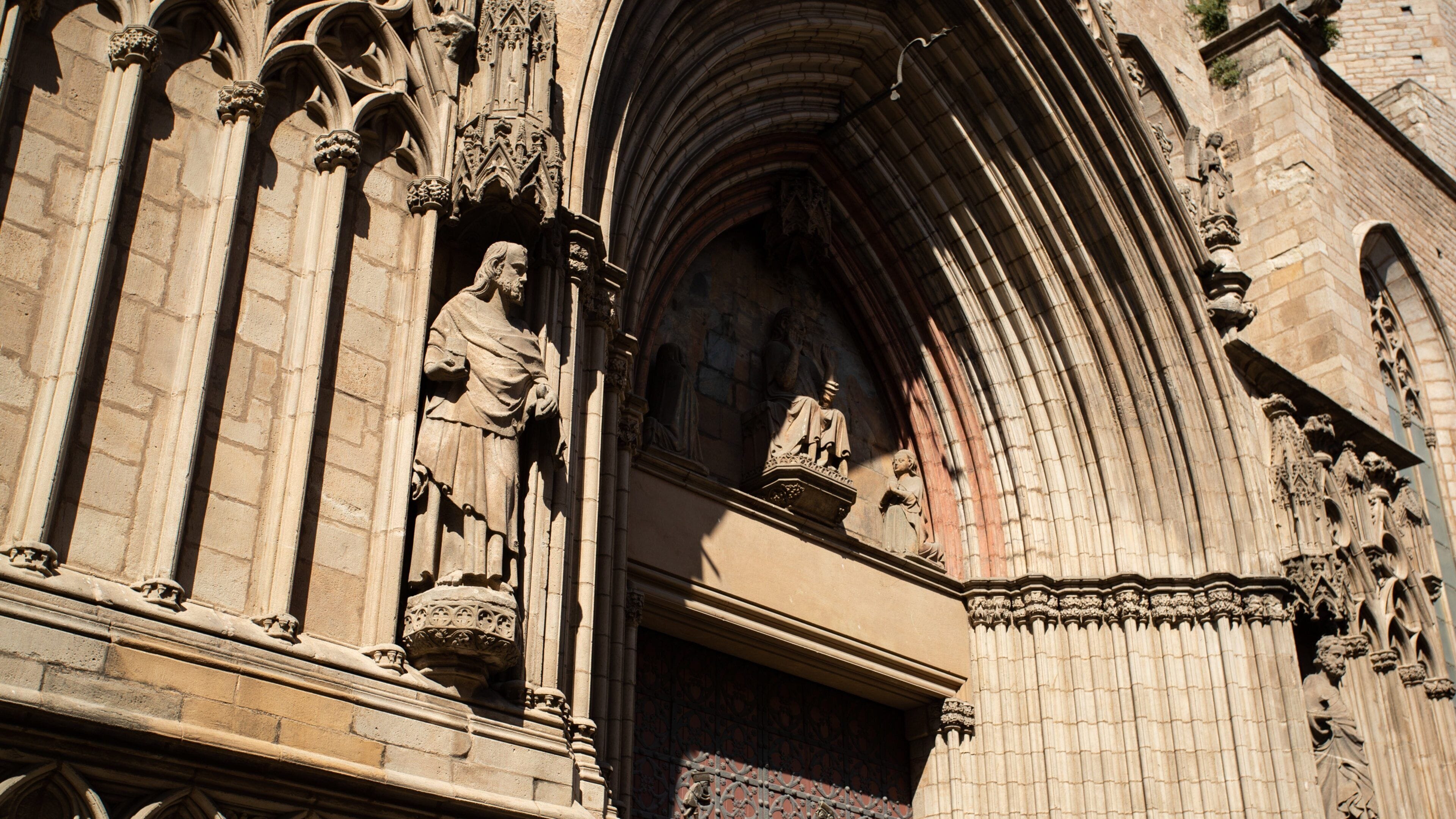 Basilica de Santa Maria del Mar showing a church or cathedral and heritage elements