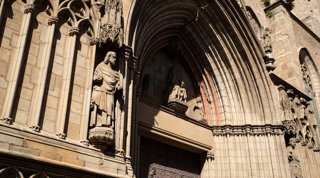 Basilica de Santa Maria del Mar showing a church or cathedral and heritage elements