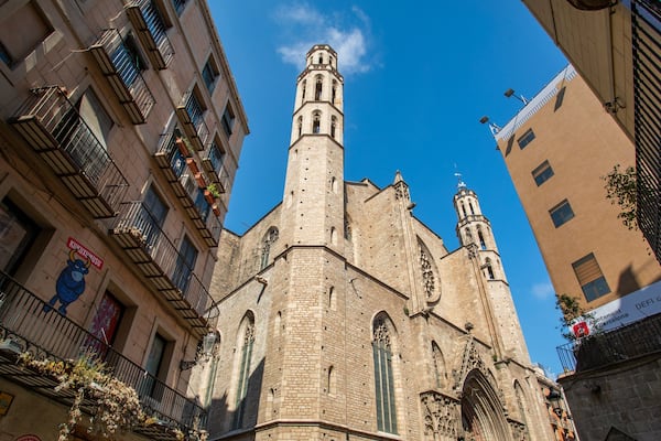 Basilica de Santa Maria del Mar showing a church or cathedral and heritage architecture