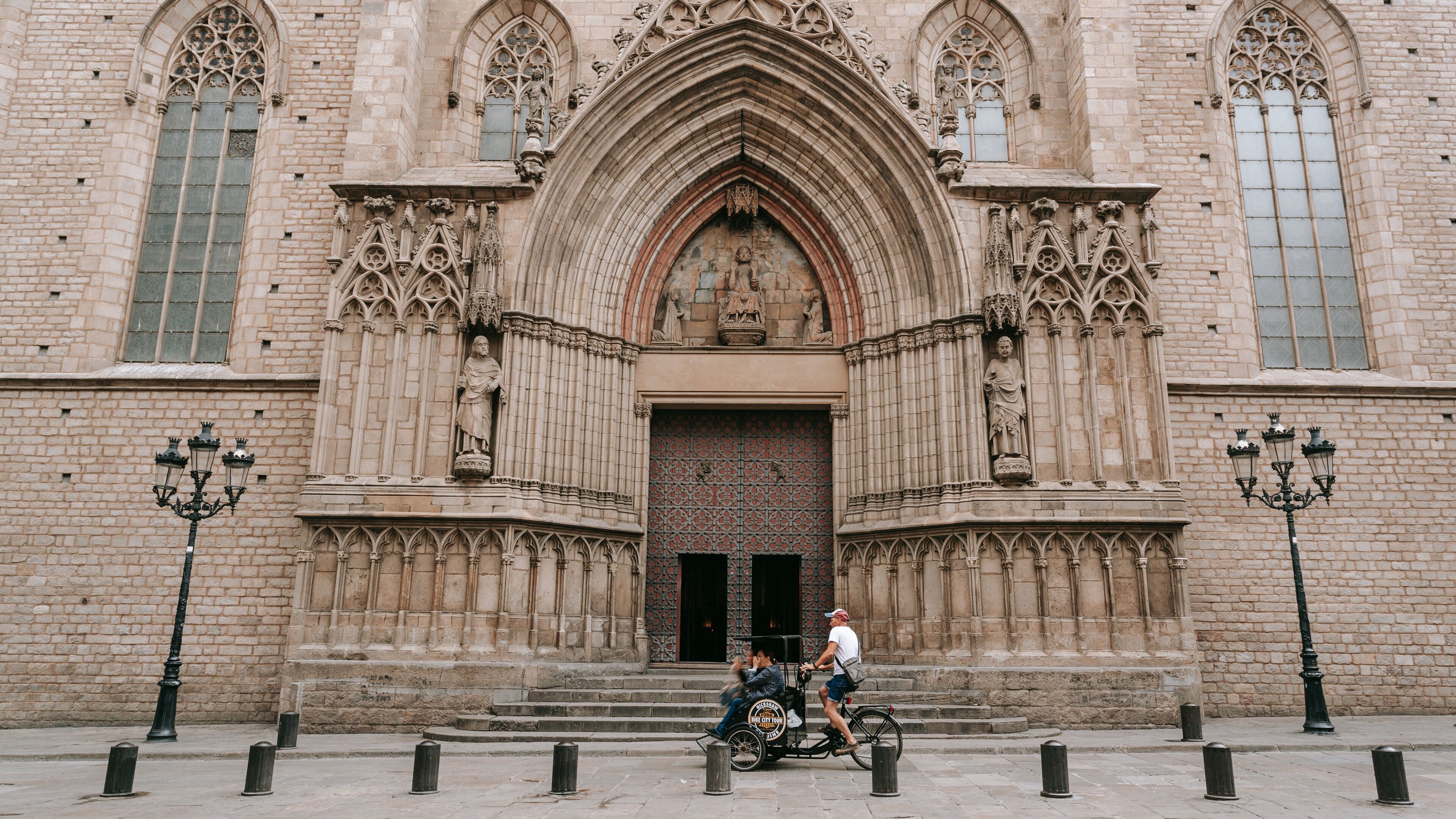 Basilica de Santa Maria del Mar which includes a church or cathedral, heritage architecture and street scenes