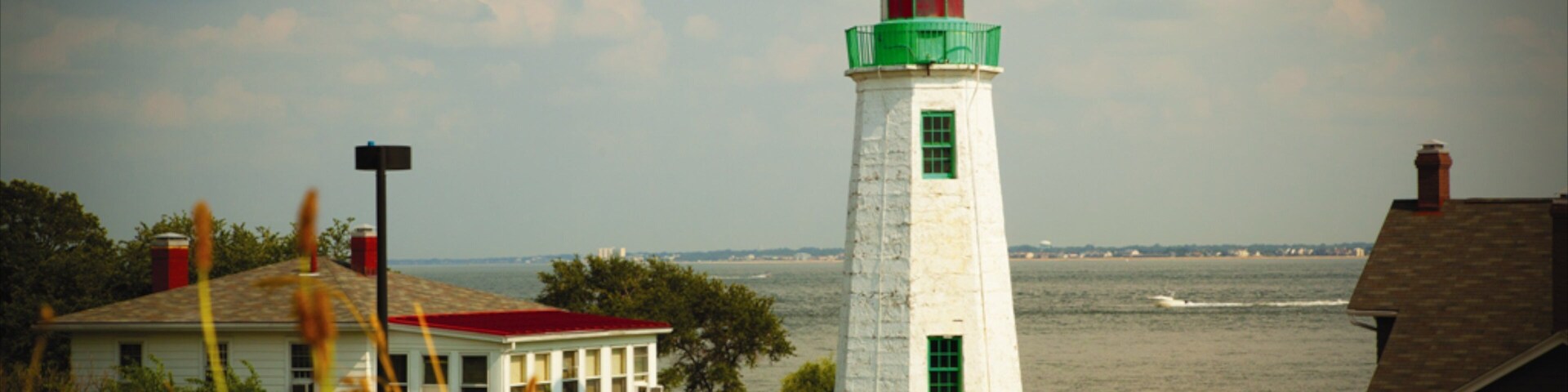 Hampton showing a coastal town and general coastal views