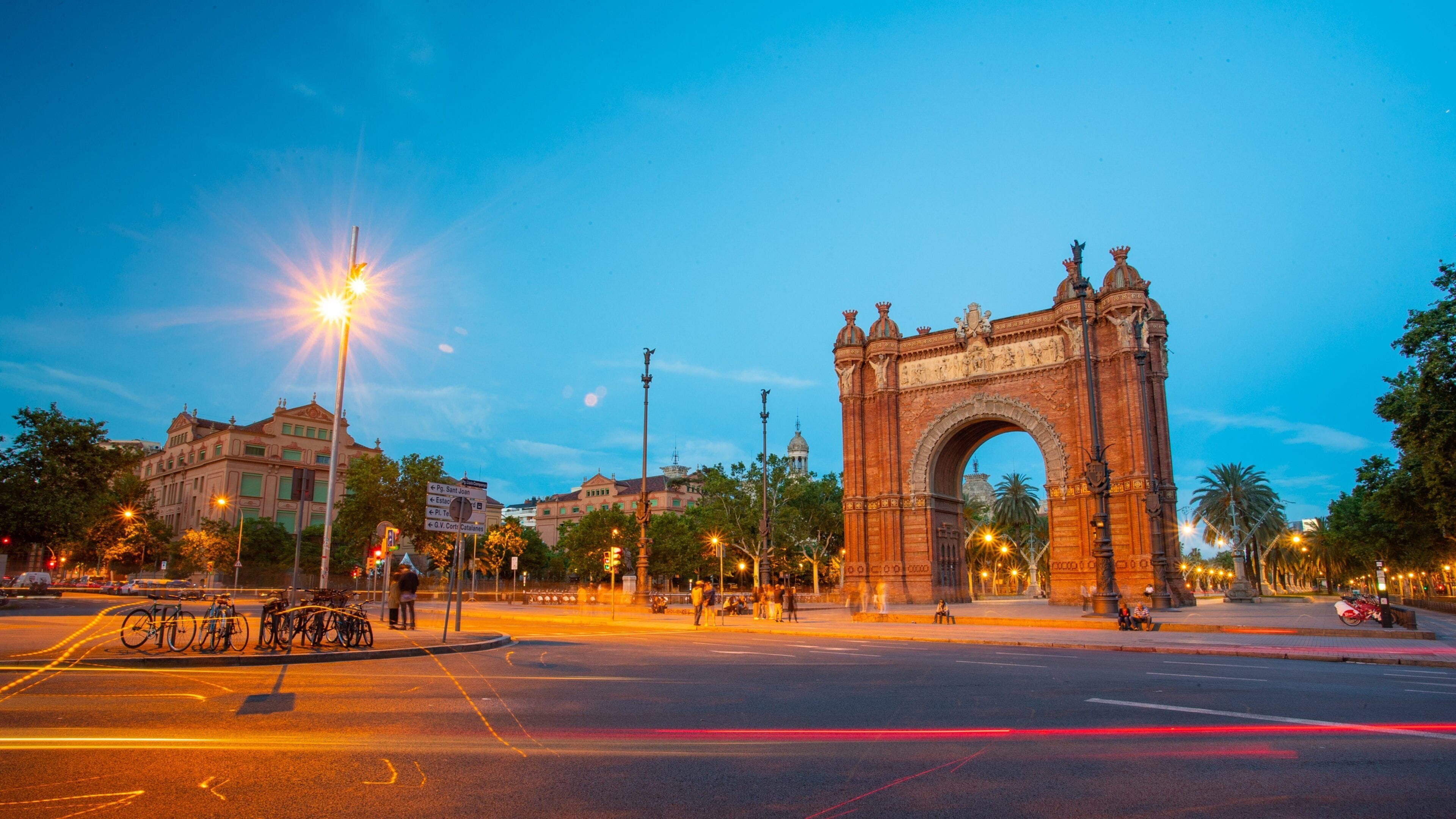 Arc de Triomf showing heritage elements and night scenes