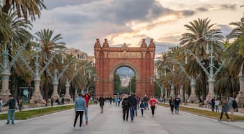 Arc de Triomf which includes heritage elements, a sunset and street scenes