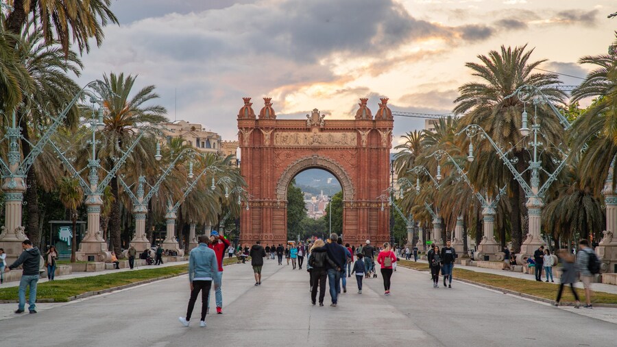 Arc de Triomf which includes heritage elements, a sunset and street scenes