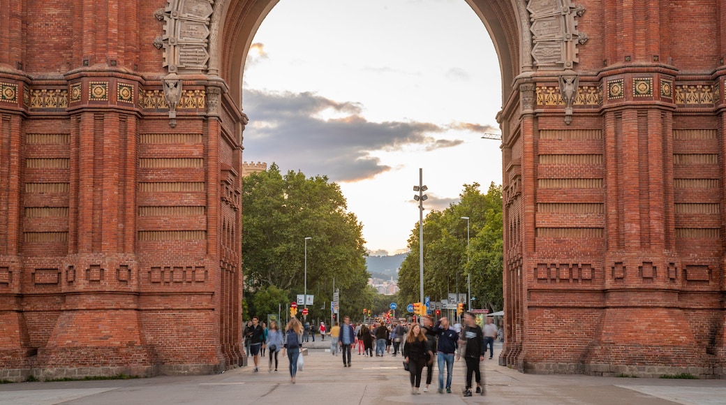 Arc de Triomf featuring a sunset, street scenes and heritage elements