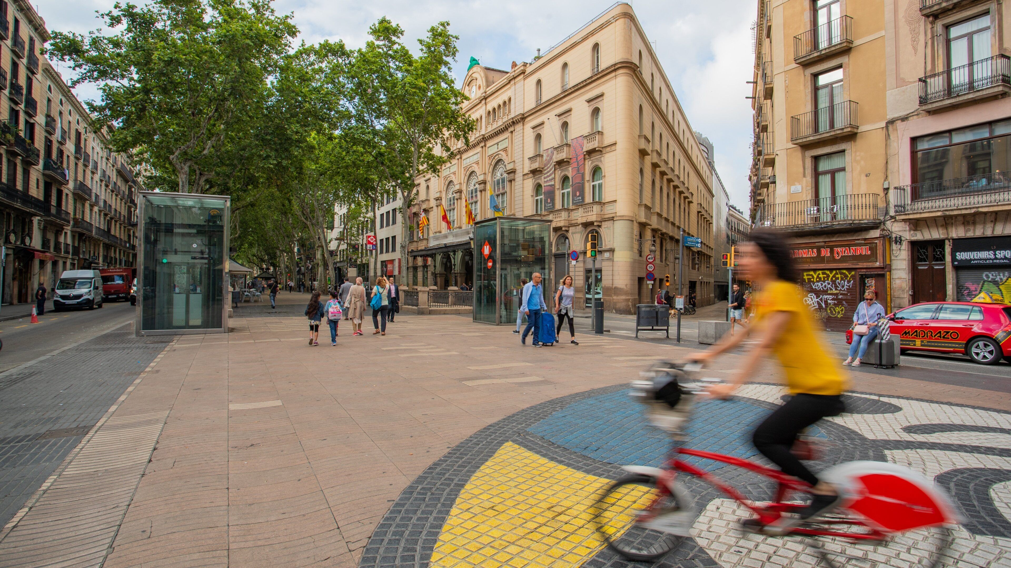 Gran Teatre del Liceu which includes a square or plaza