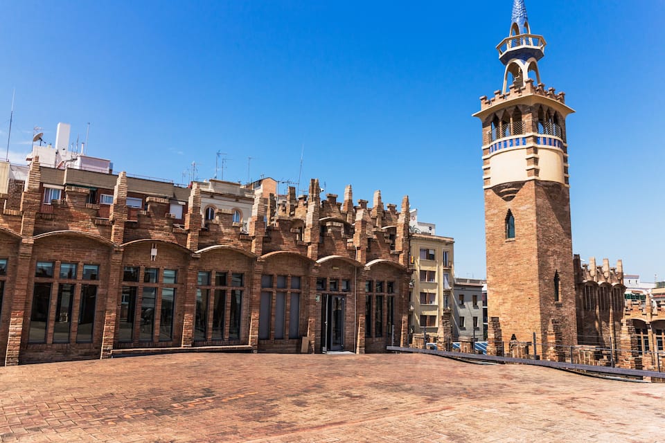 Un edificio storico con una torre imponente e finestre ad arco.