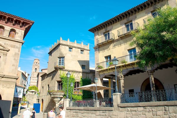 Poble Espanyol montrant patrimoine architectural et ville