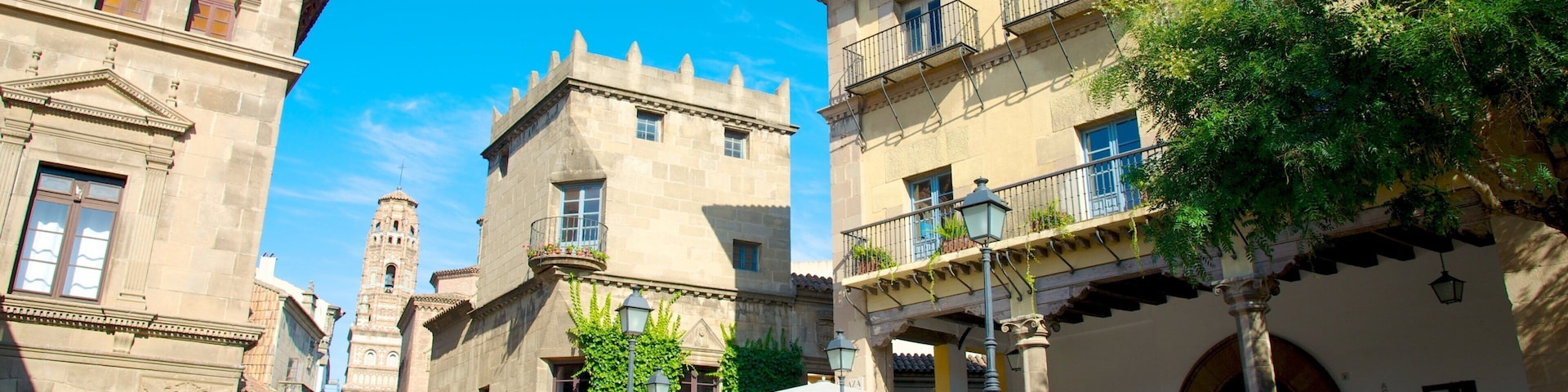 Poble Espanyol mostrando arquitetura de patrimônio e uma cidade